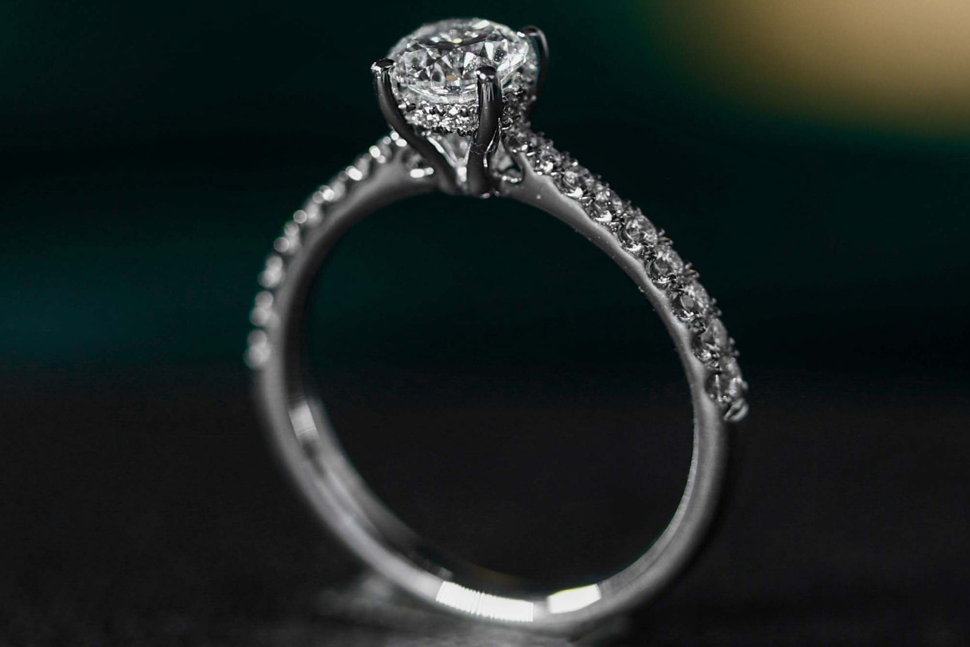 Anillo Platino con Diamante y Pavé