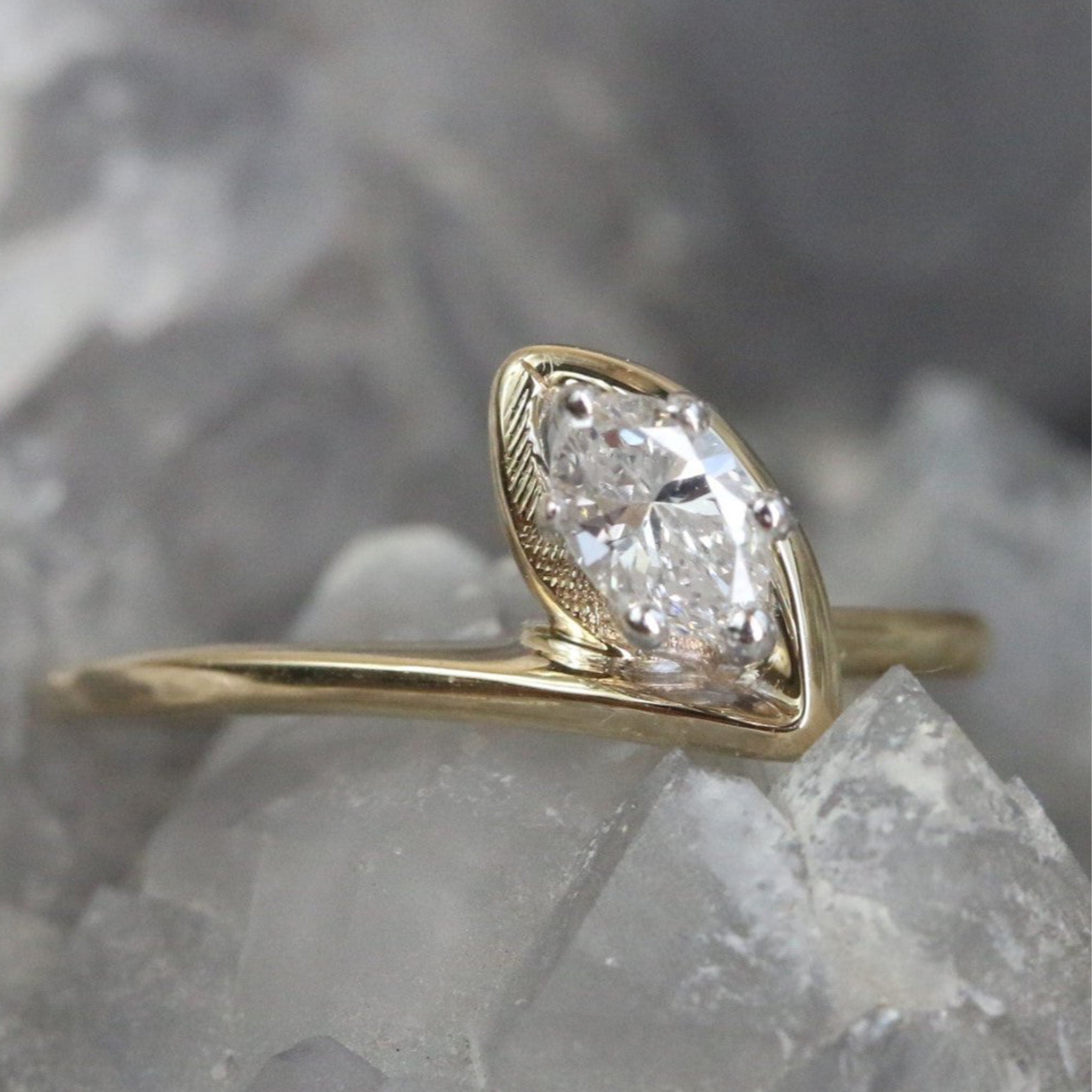Anillo de Oro Amarillo 14k con Diamante Marquise