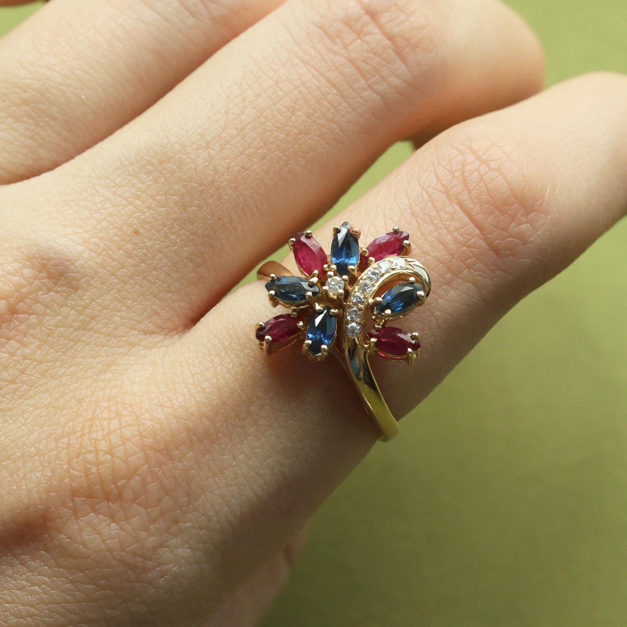 Anillo de Oro Amarillo 14k con Zafiros, Rubíes y Brillantes