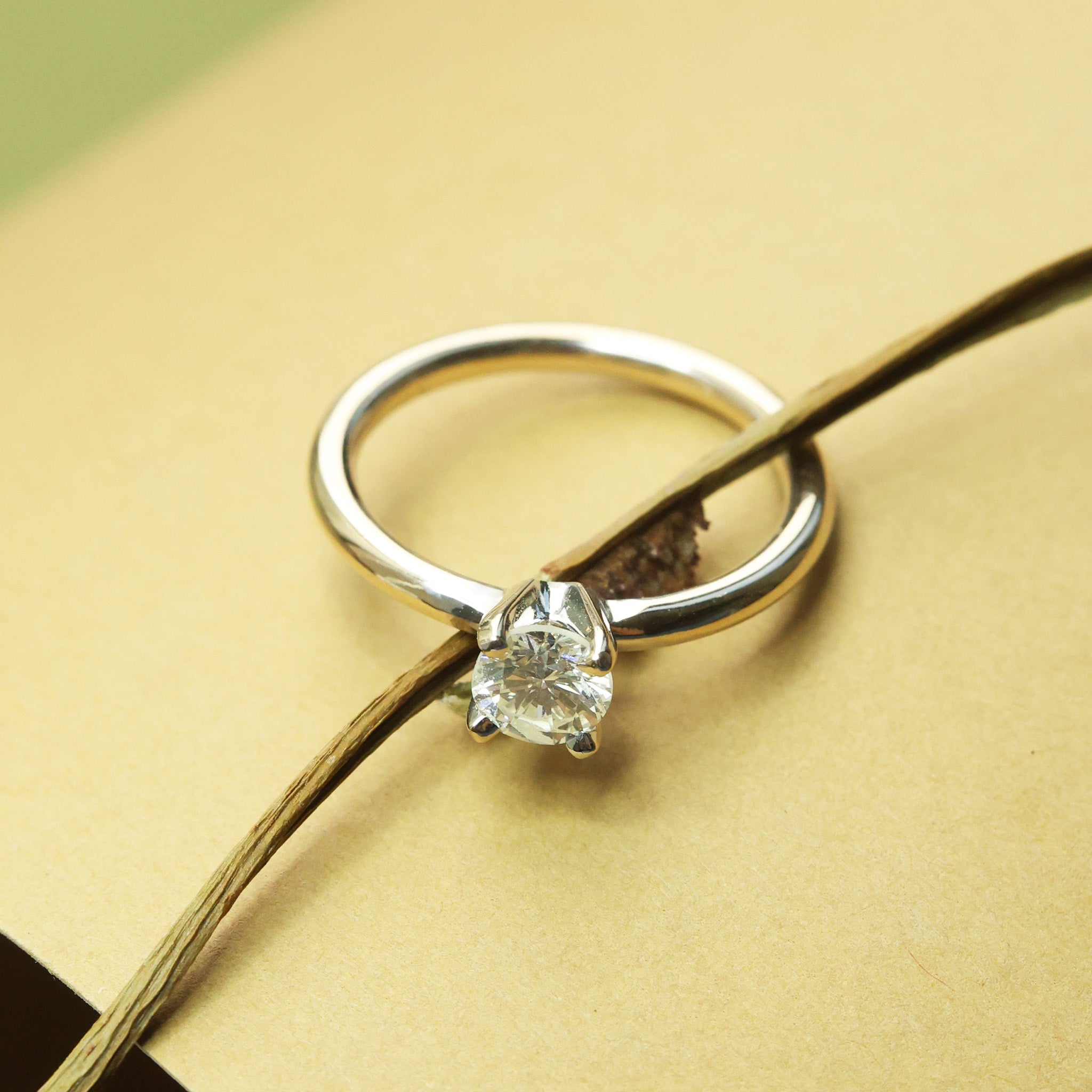 Anillo de Compromiso Solitario en Oro Blanco