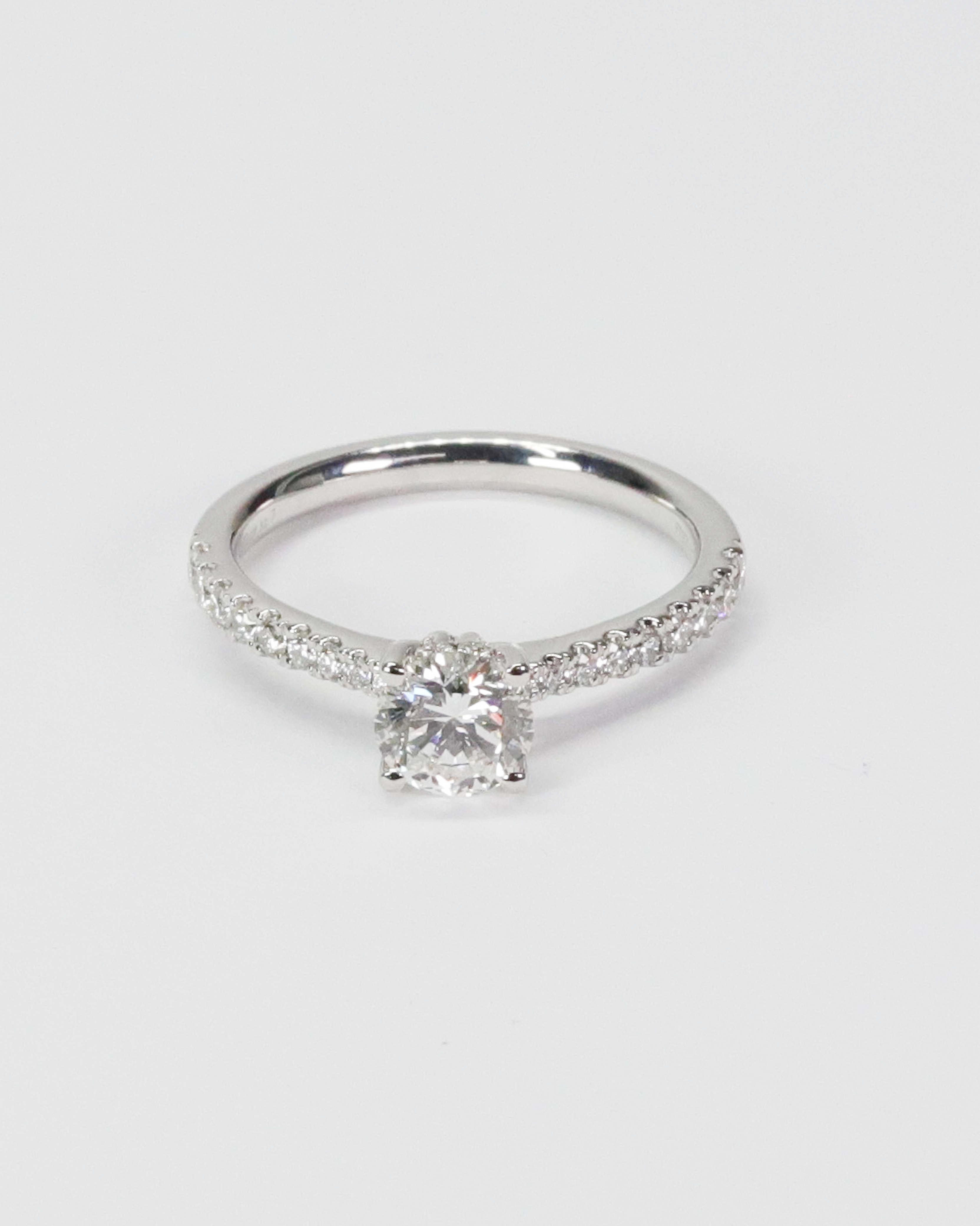 Anillo Platino con Diamante y Pavé