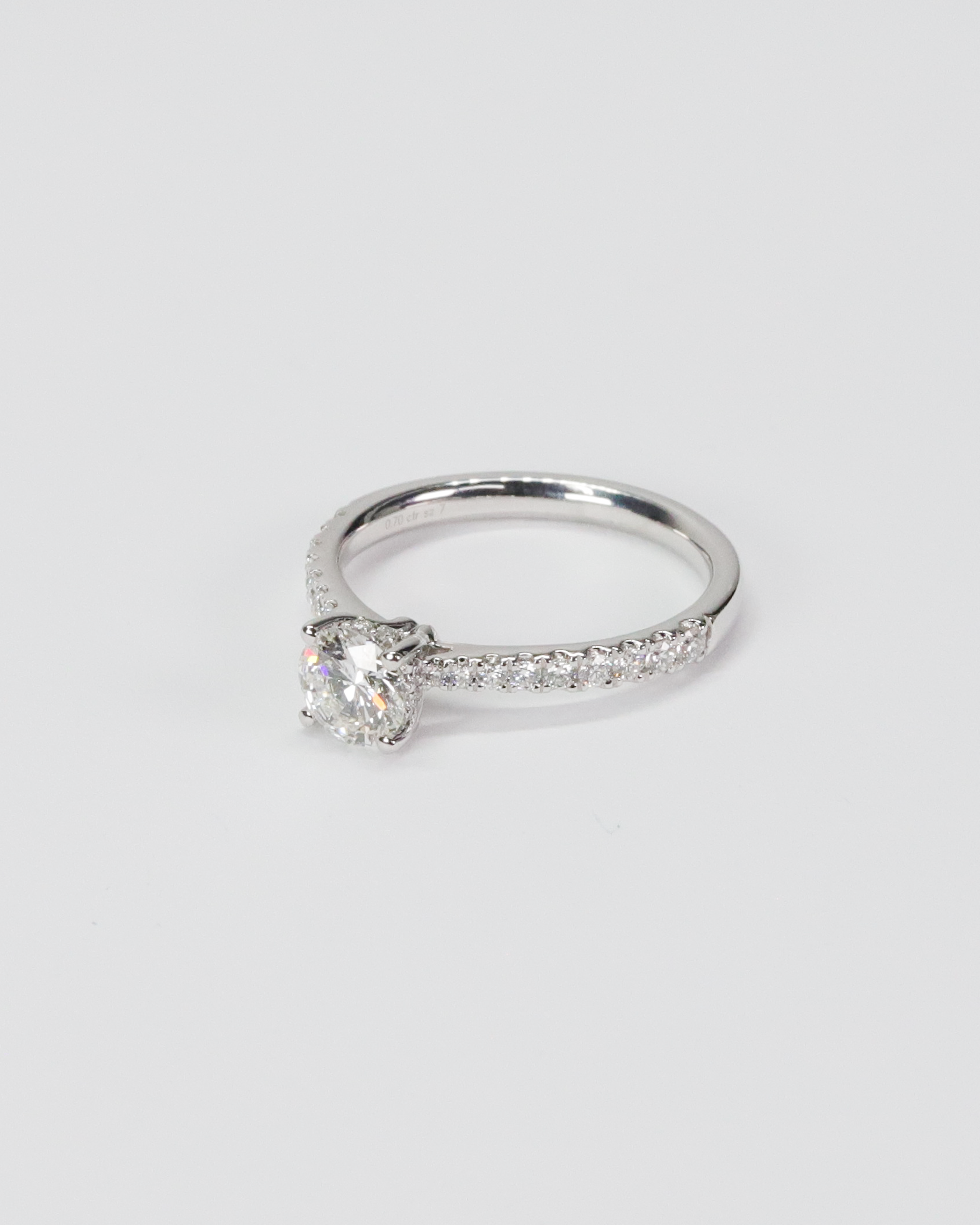 Anillo Platino con Diamante y Pavé