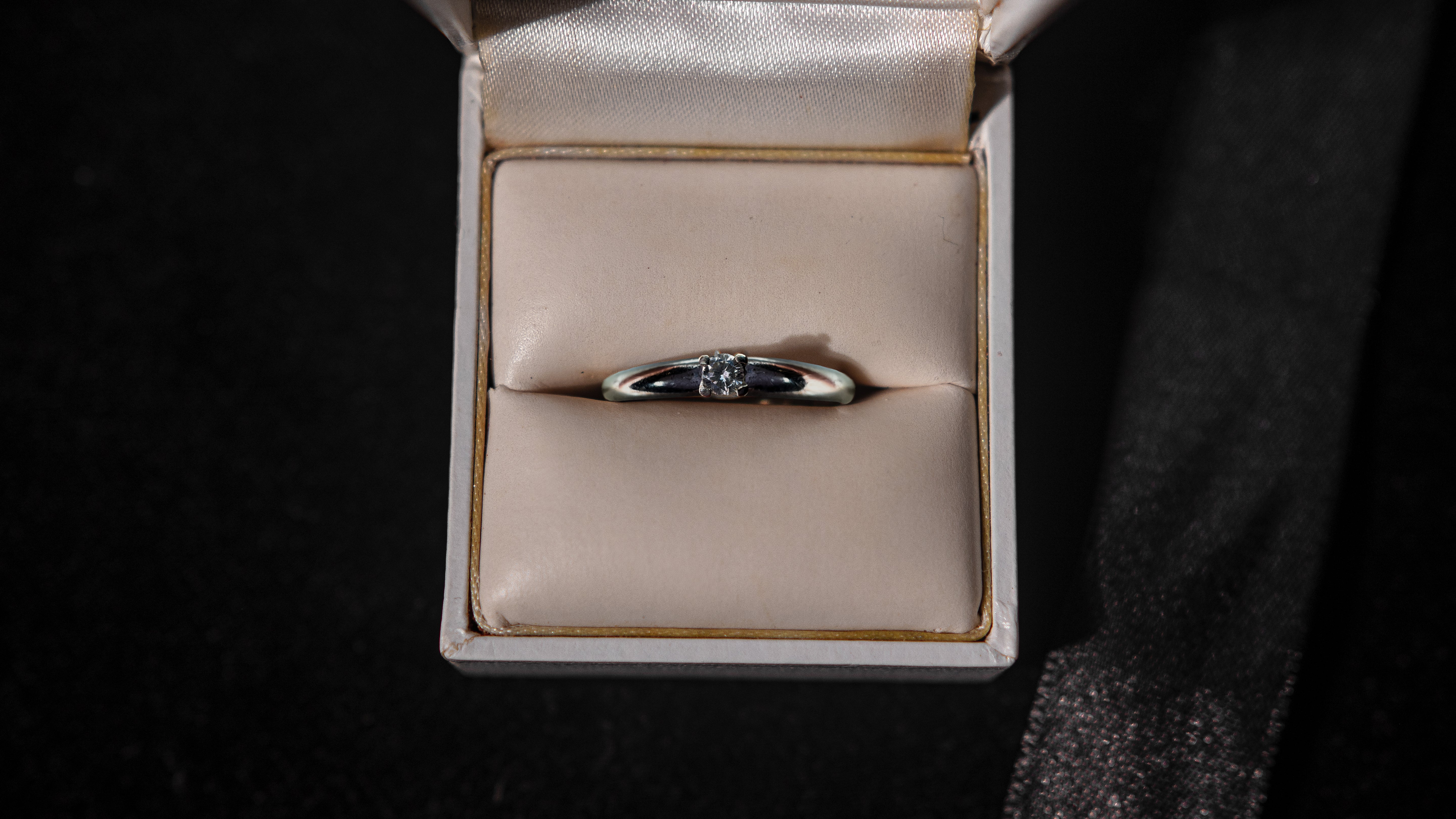 Anillo Solitario Media Caña en Oro Blanco 14k