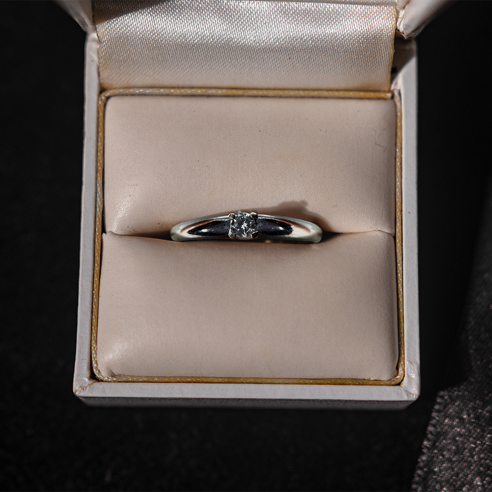Anillo Solitario Media Caña en Oro Blanco 14k