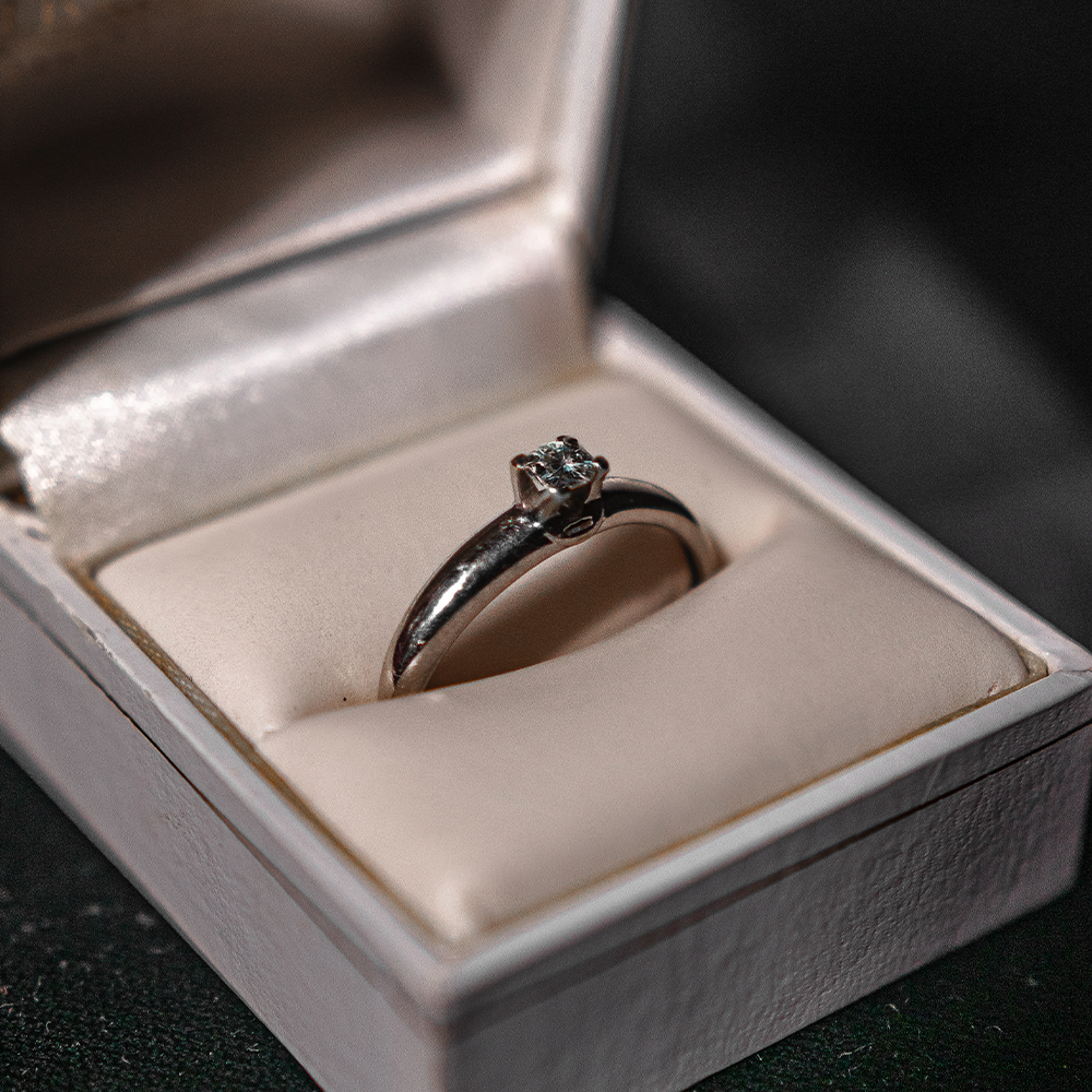 Anillo Solitario Media Caña en Oro Blanco 14k
