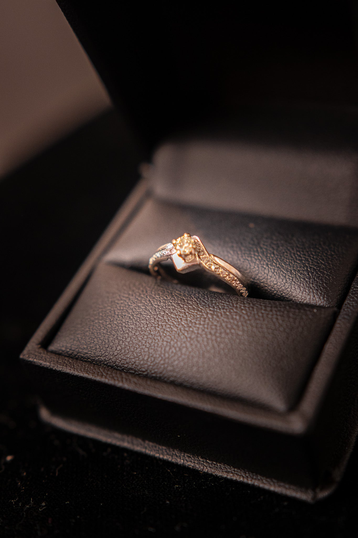 Anillo Pavé Rombo en Oro Blanco 14k