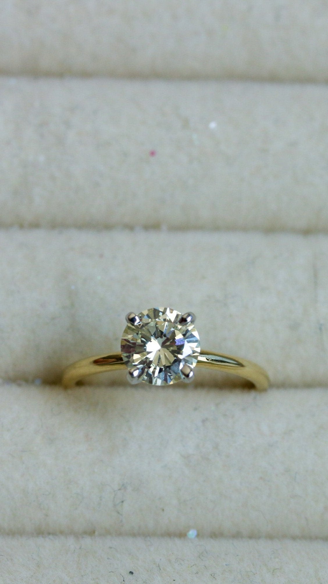 Anillo de Compromiso de Oro Amarillo y Blanco 14k con Diamante