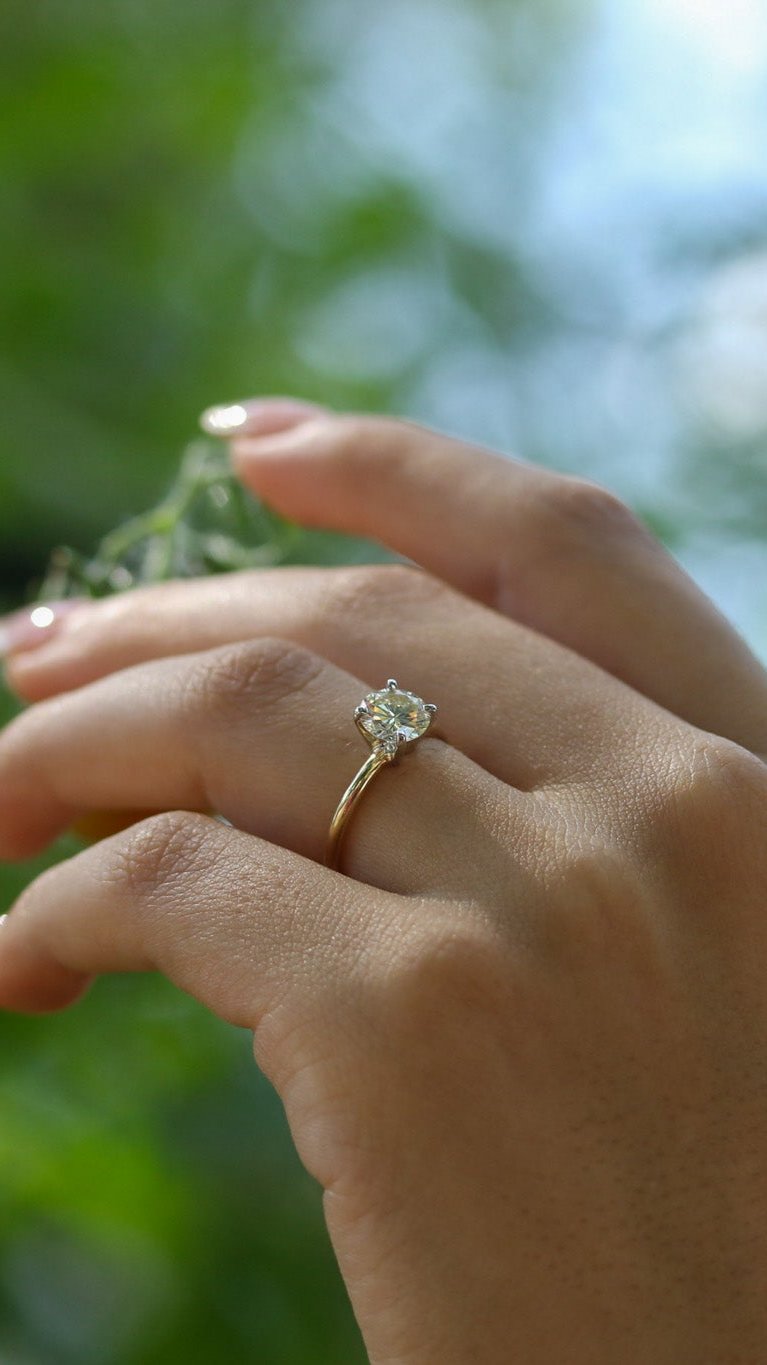 Anillo de Compromiso de Oro Amarillo y Blanco 14k con Diamante