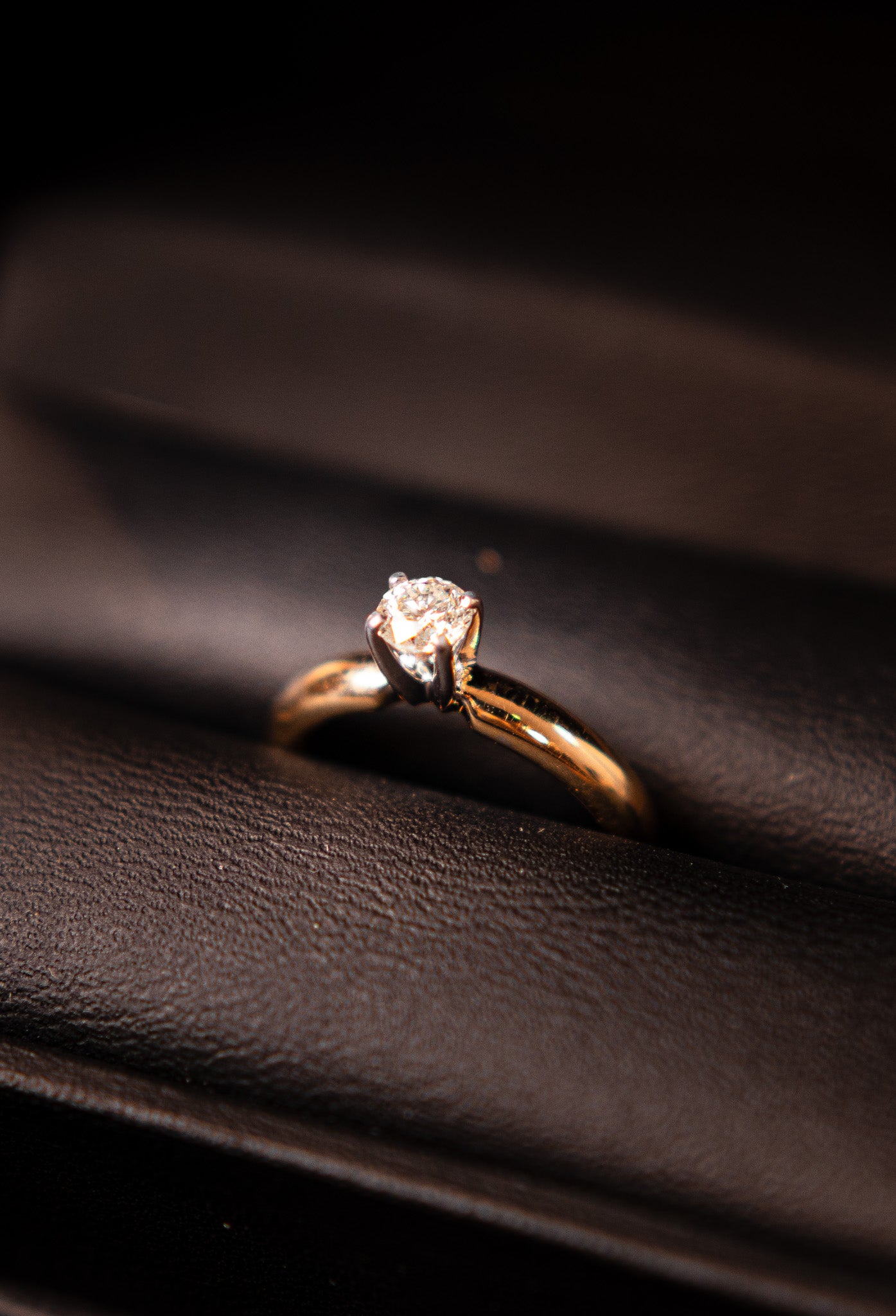 Anillo Solitario de Oro Amarillo 14k con Diamante