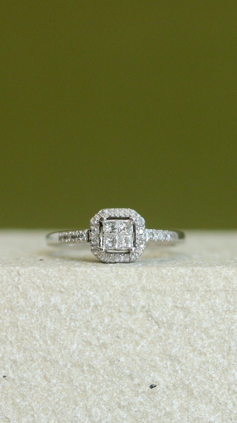 Anillo de Compromiso con Diamantes en Montura Invisible
