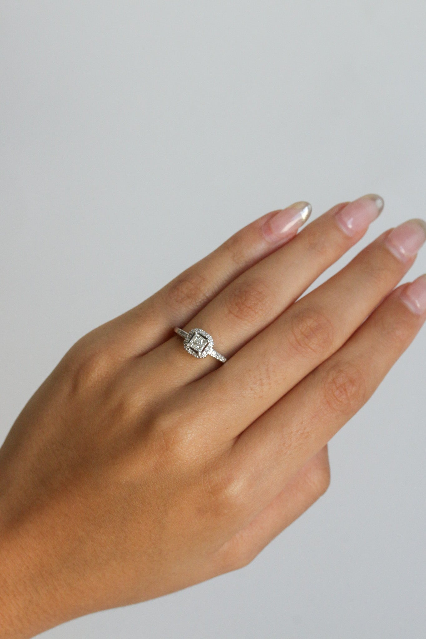 Anillo de Compromiso con Diamantes en Montura Invisible