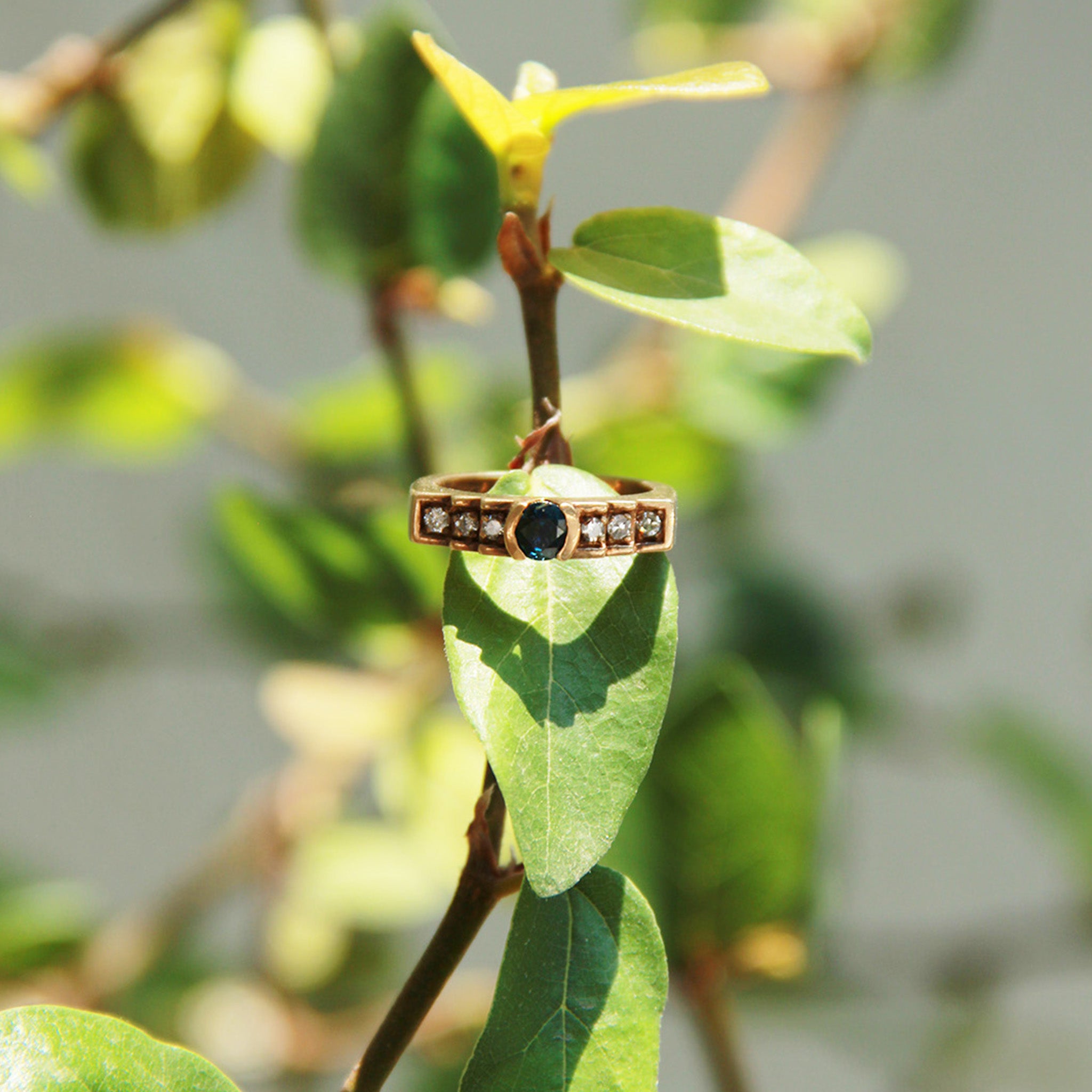Anillo de Oro Amarillo 14k con Zafiro Oval y Brillantes