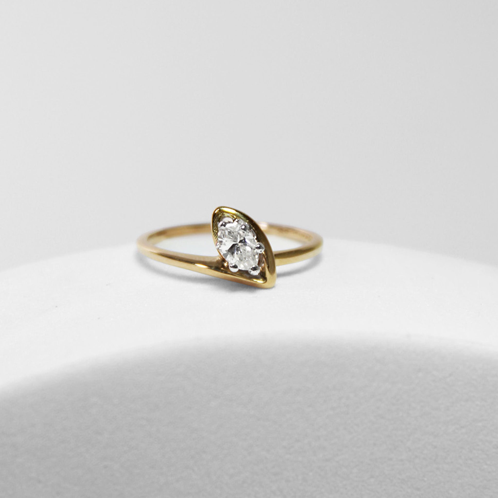 Anillo de Oro Amarillo 14k con Diamante Marquise