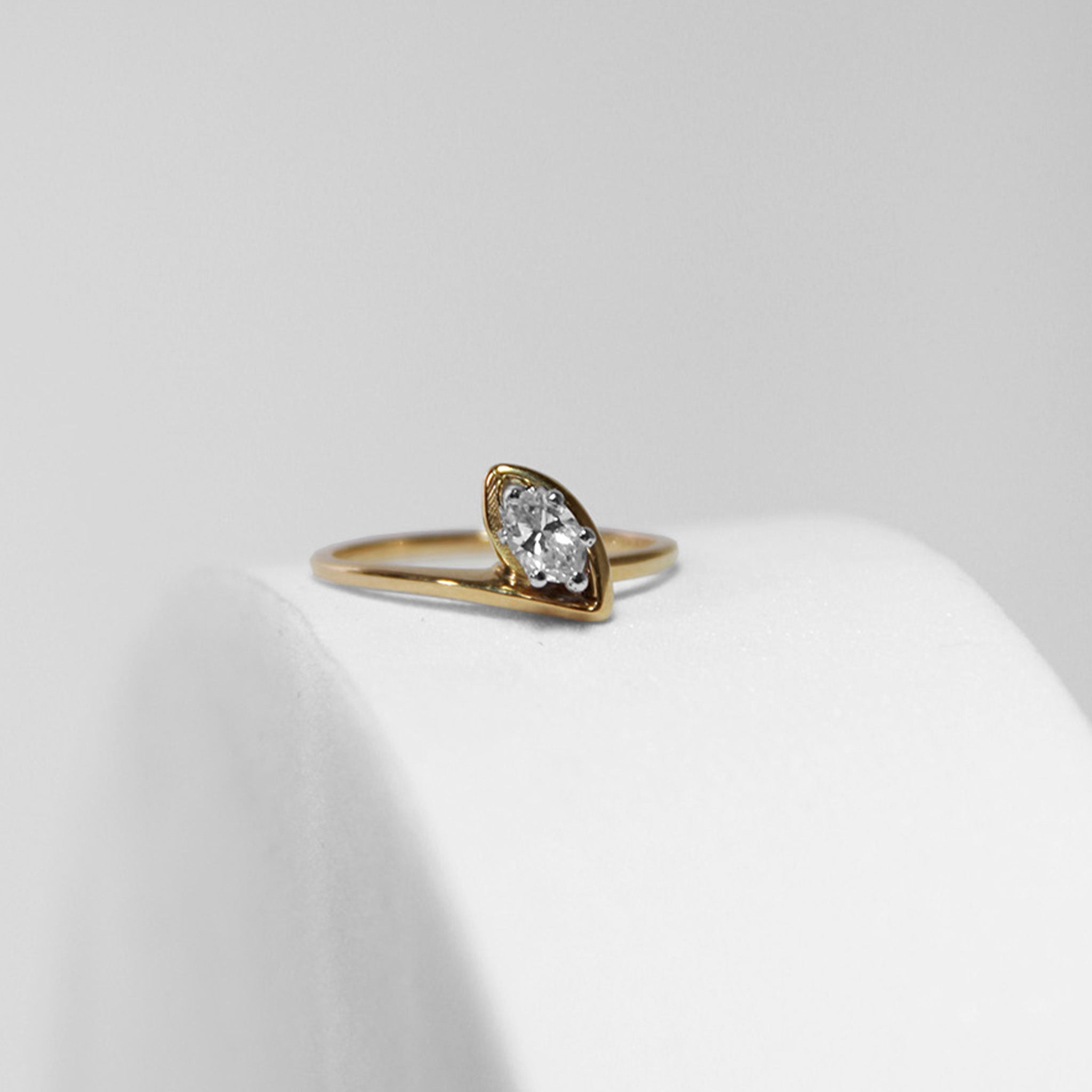 Anillo de Oro Amarillo 14k con Diamante Marquise