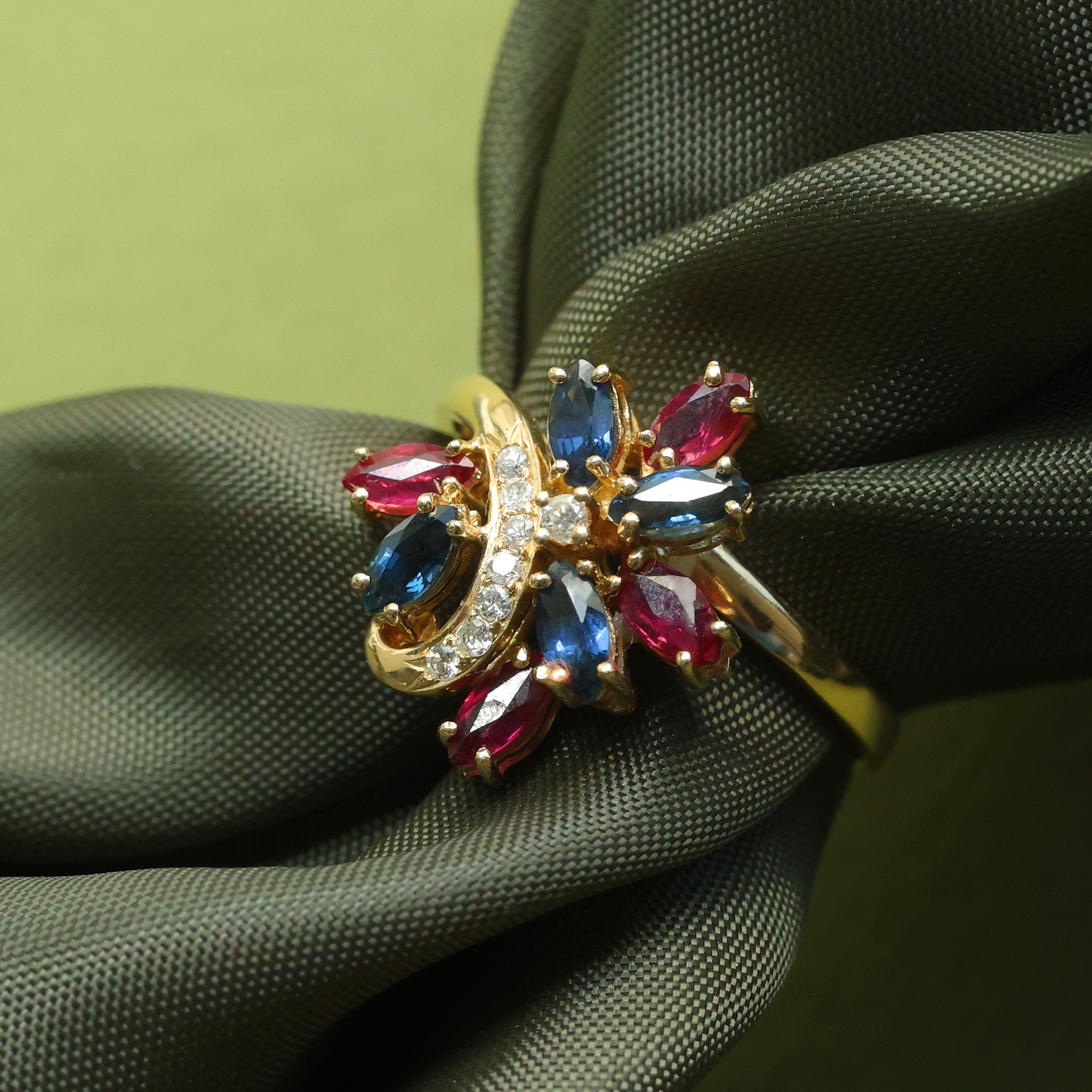 Anillo de Oro Amarillo 14k con Zafiros, Rubíes y Brillantes