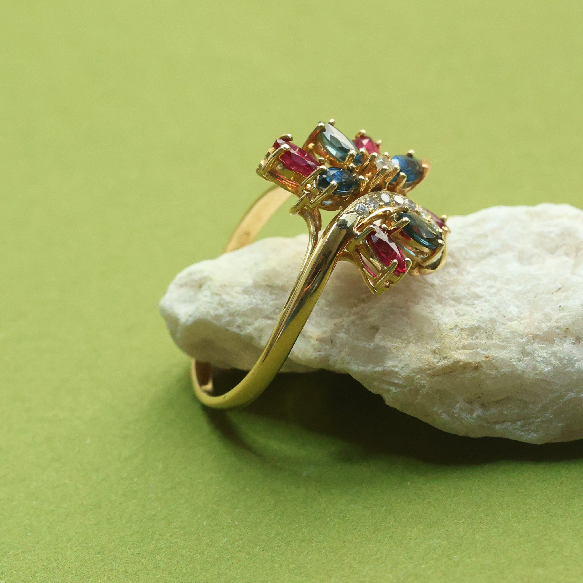 Anillo de Oro Amarillo 14k con Zafiros, Rubíes y Brillantes