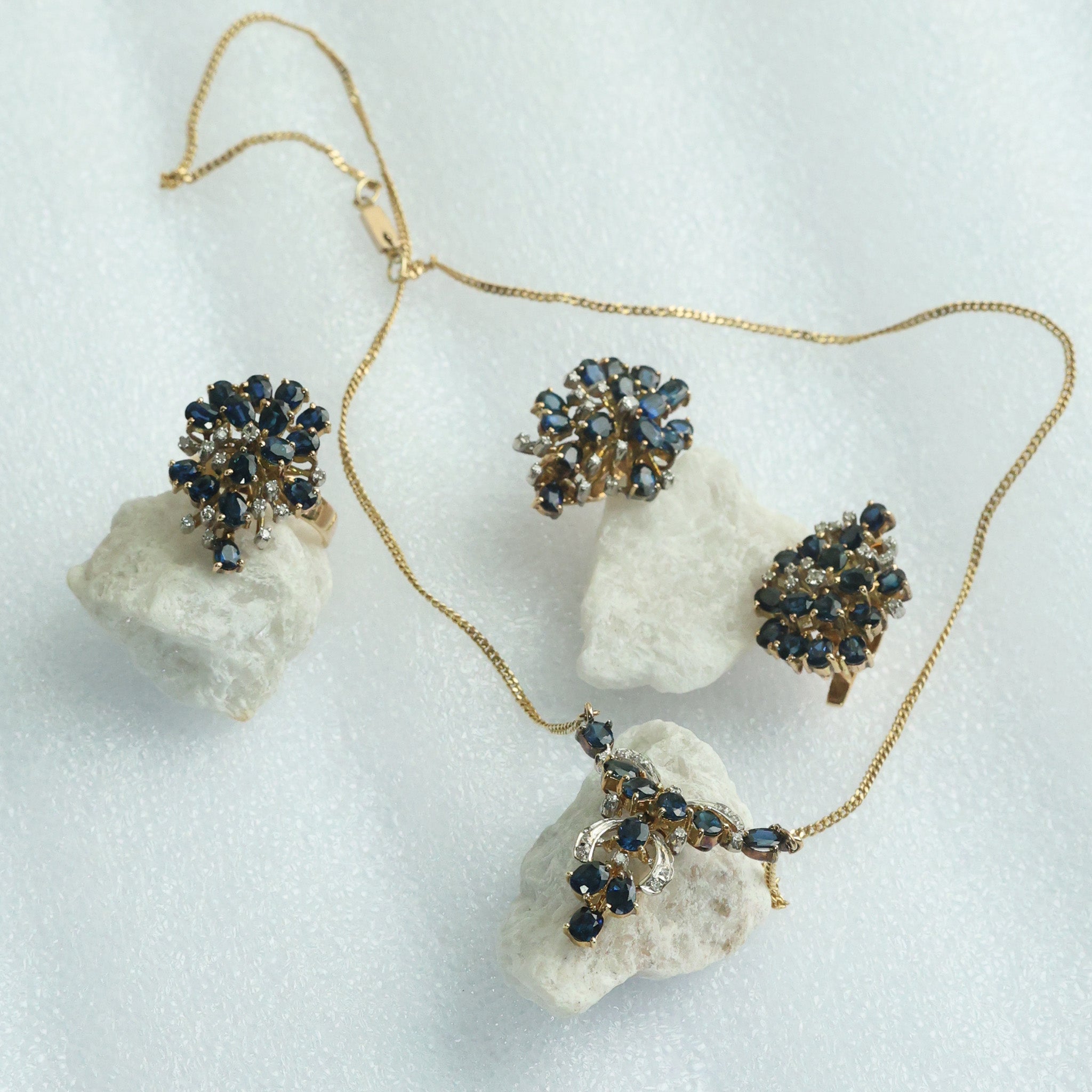 Juego de anillo, aretes y collar con Zafiros
