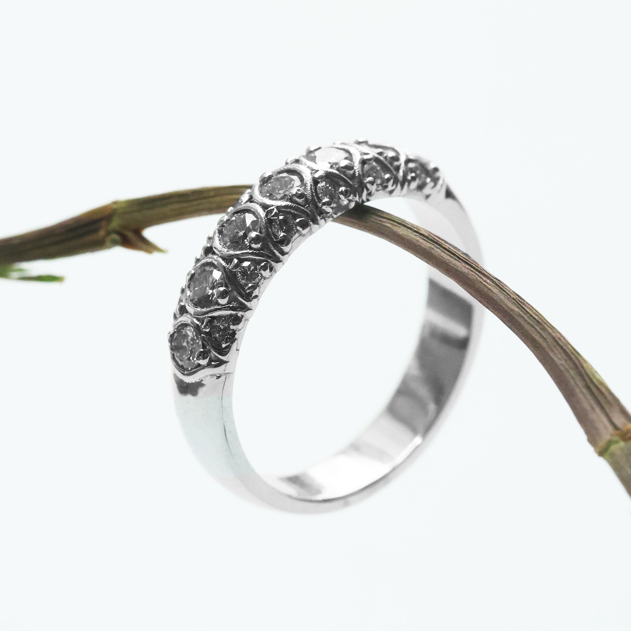 Churumbela con Diamantes en Oro Blanco