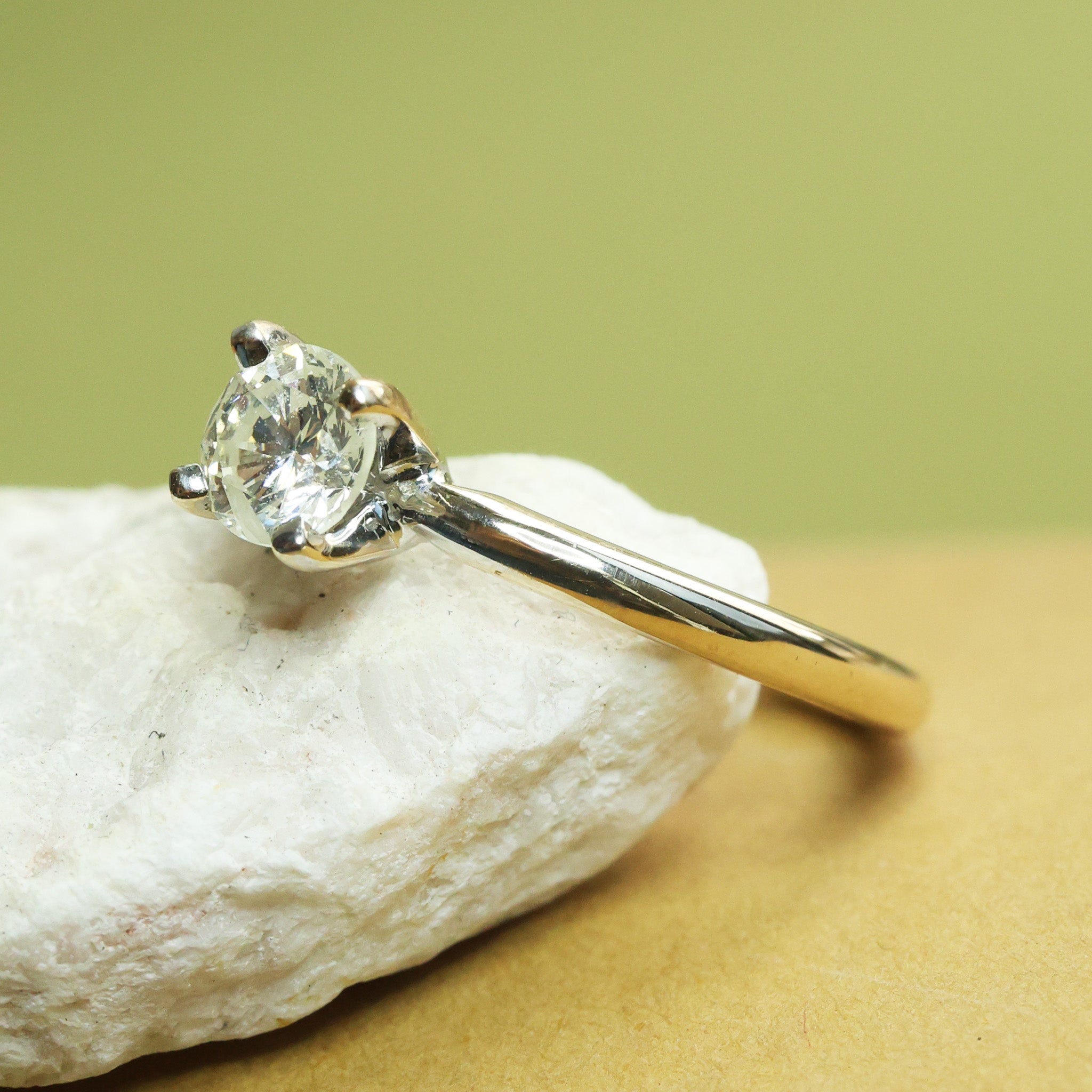 Anillo de Compromiso Solitario en Oro Blanco