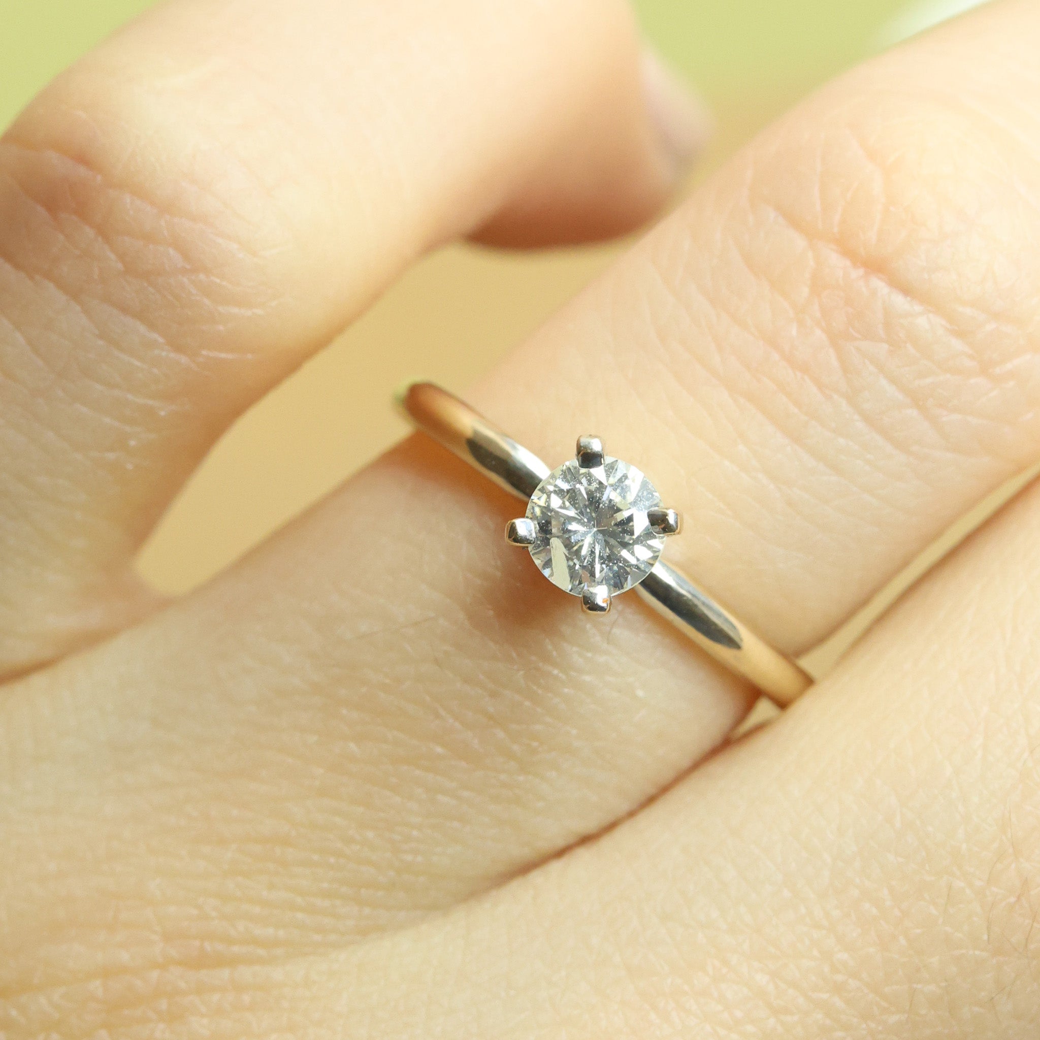 Anillo de Compromiso Solitario en Oro Blanco
