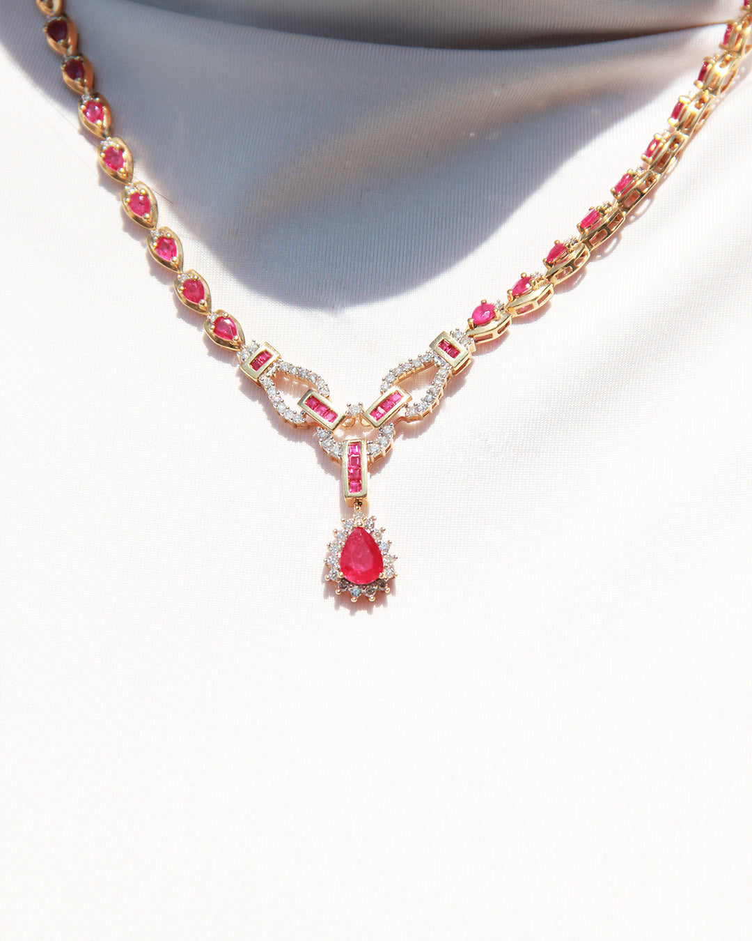 Collar con Rubí Central y Diamantes