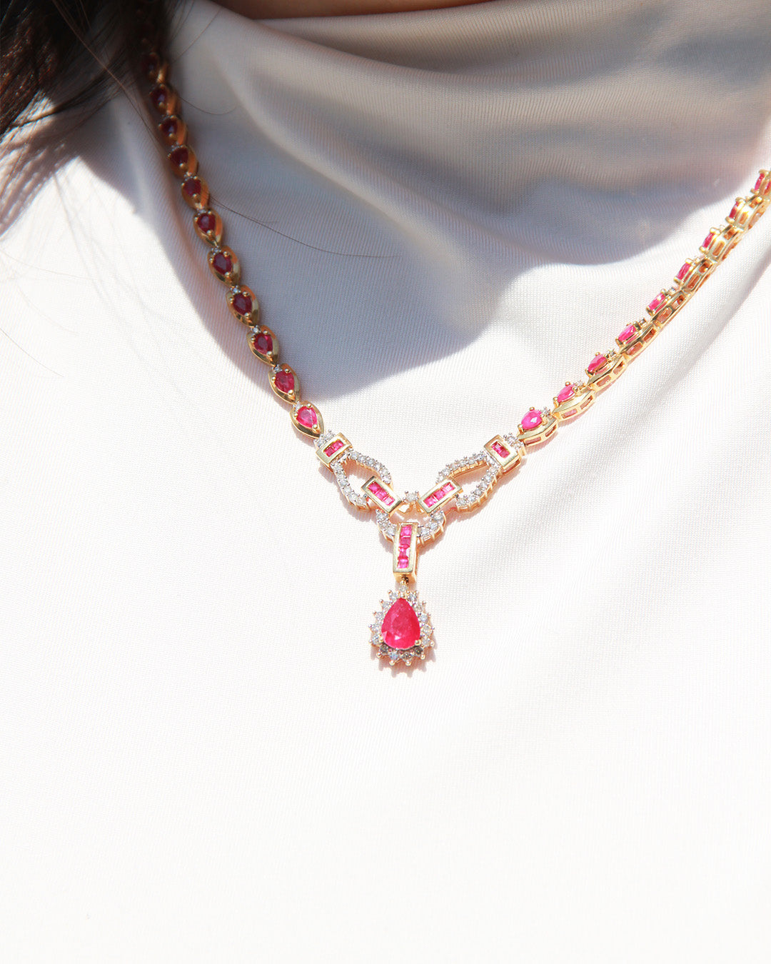 Collar con Rubí Central y Diamantes