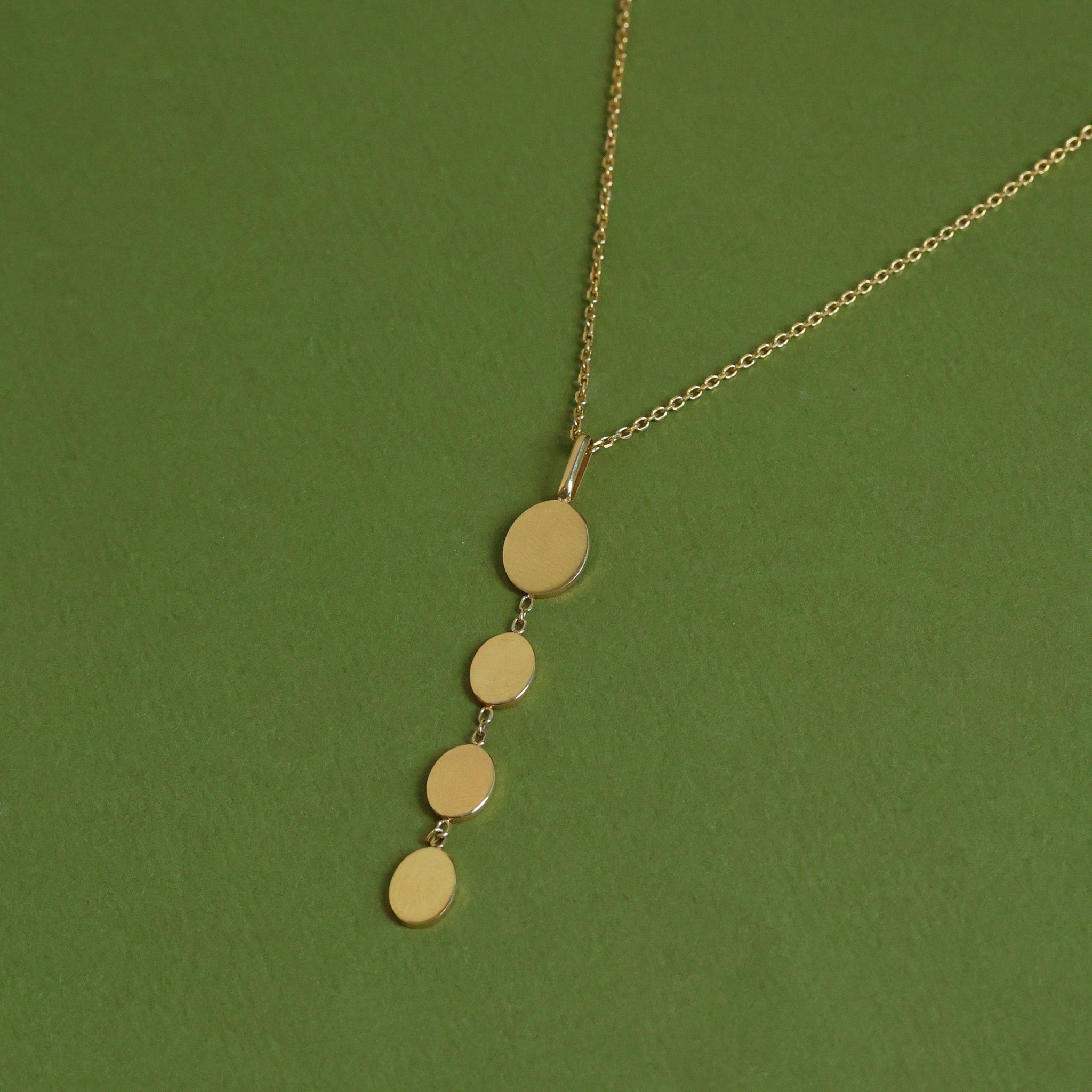 Collar con dije de Ovales