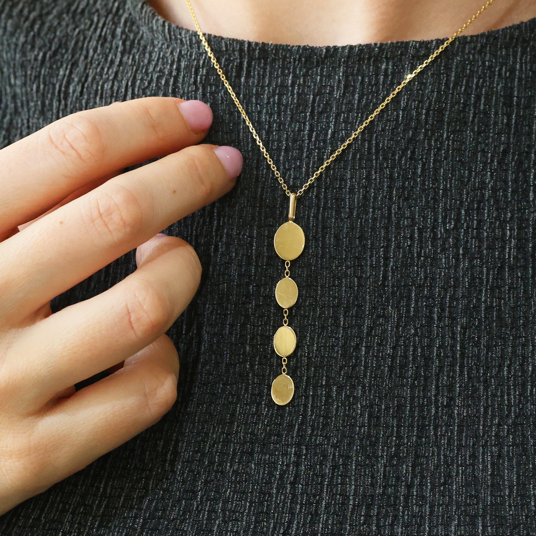 Collar con dije de Ovales