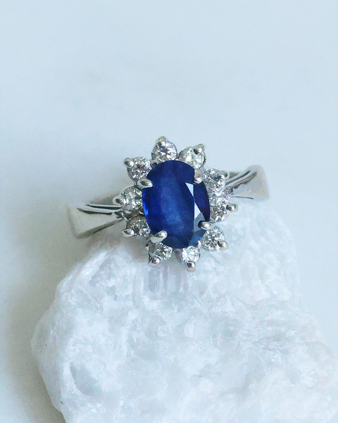 Anillo con Zafiro Natural y Diamantes