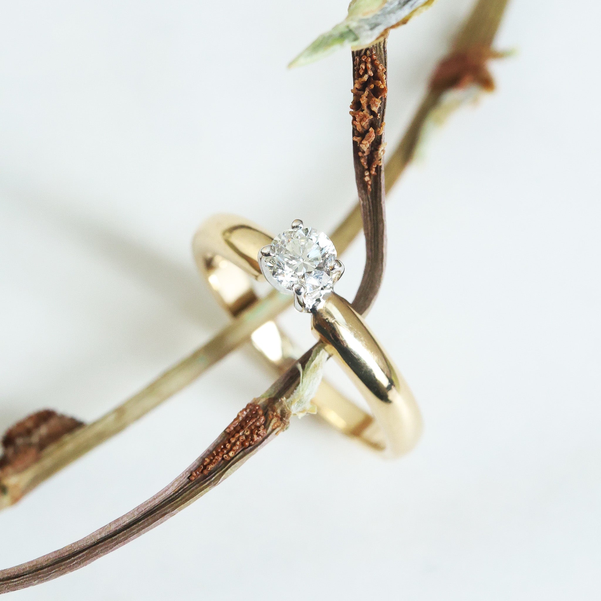 Anillo Solitario de Oro Amarillo 14k con Diamante