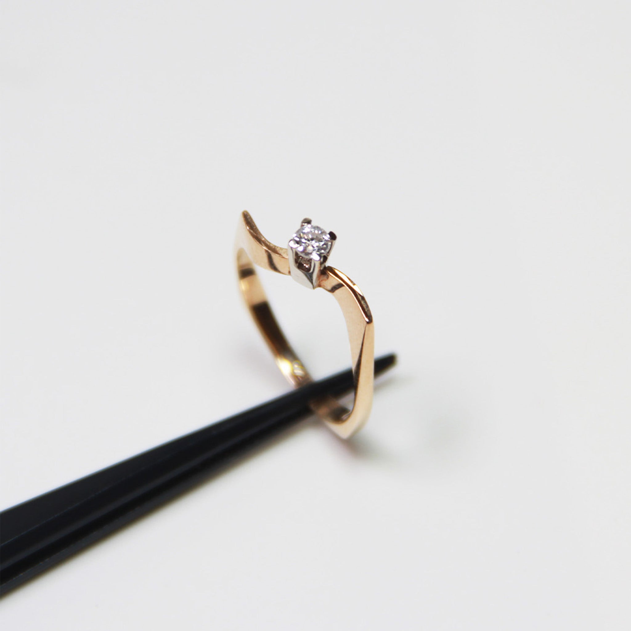 Anillo en Oro Amarillo 14k con Diamante Natural