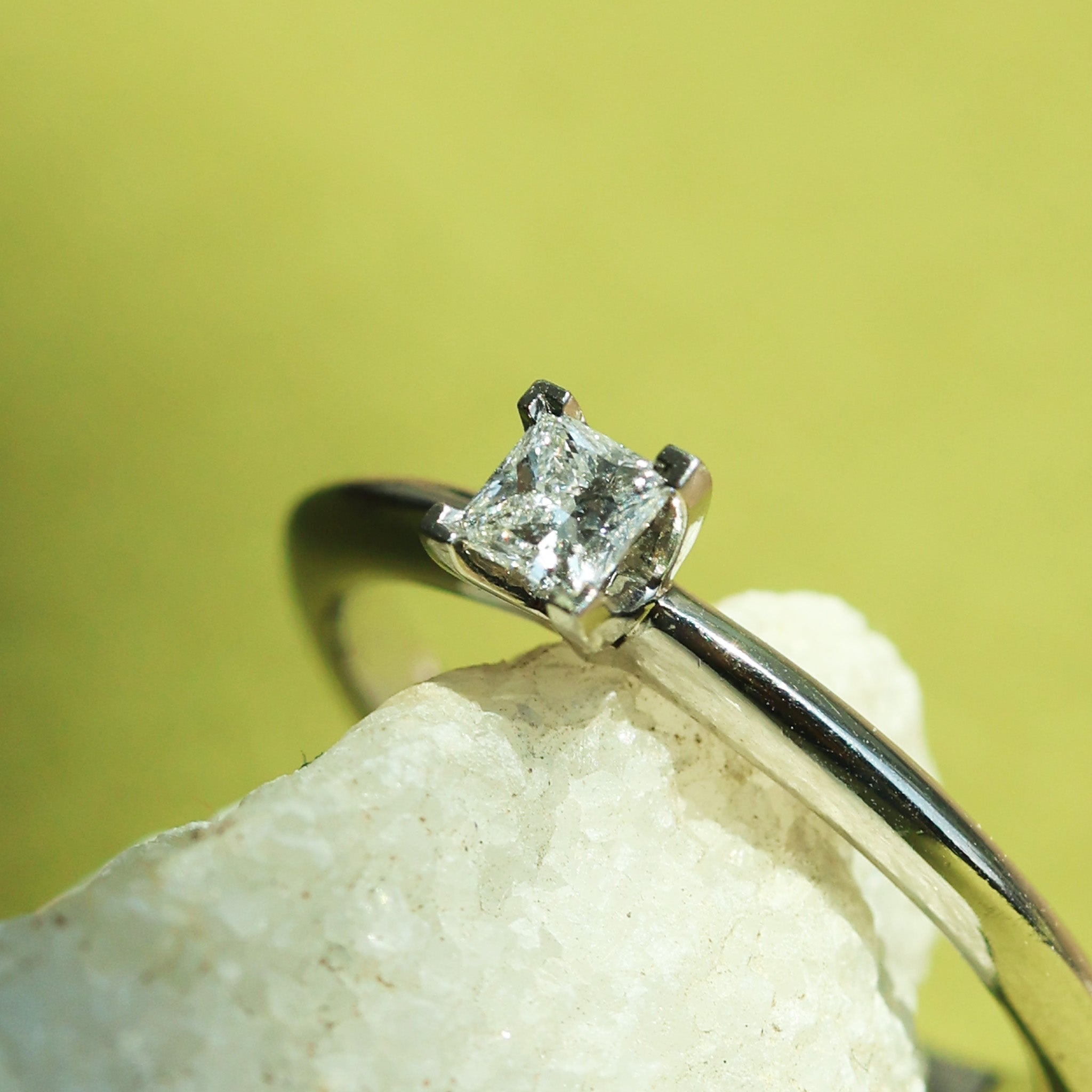 Anillo de Compromiso en Platino con Diamante Princess