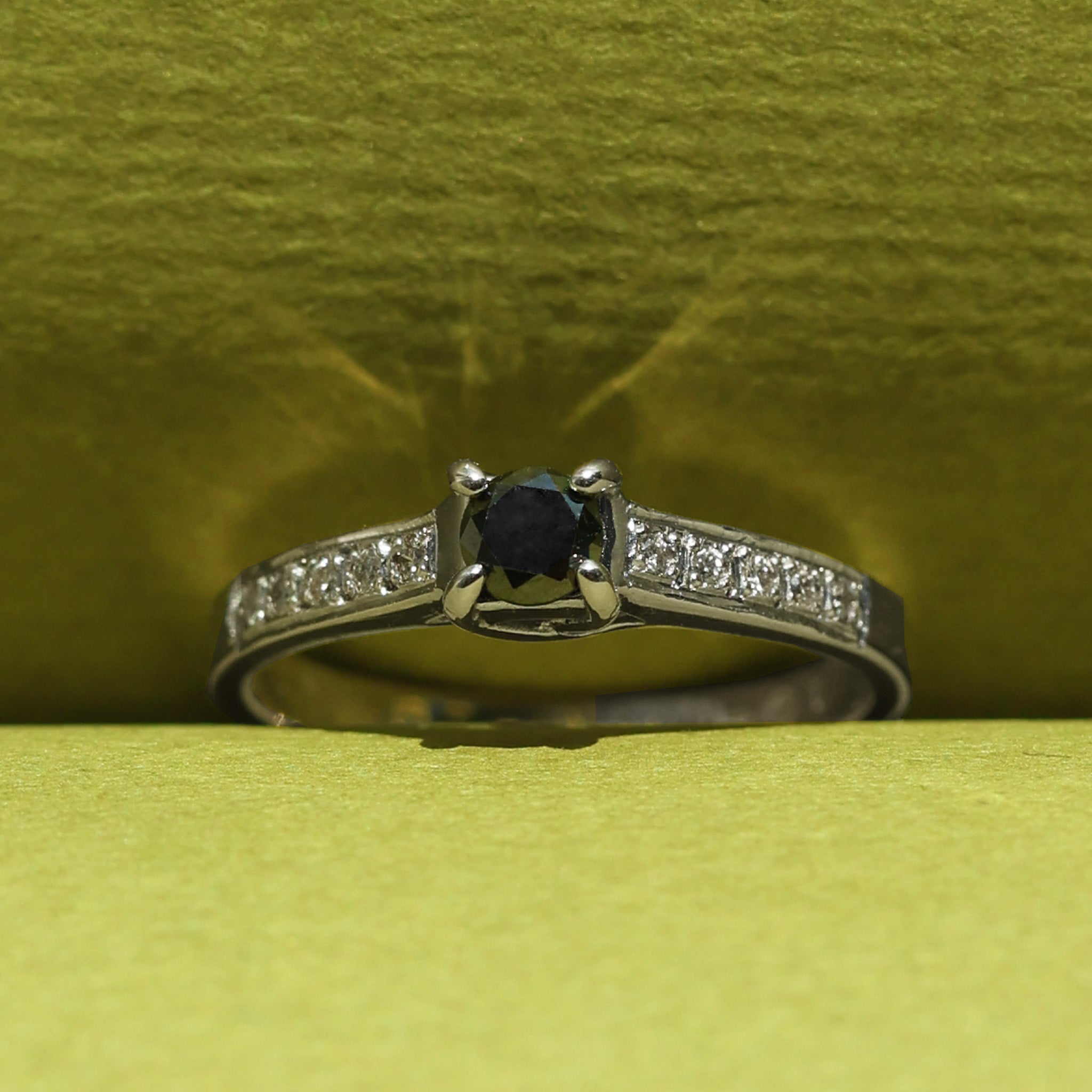 Anillo con Diamante Negro y Diamantes Naturales