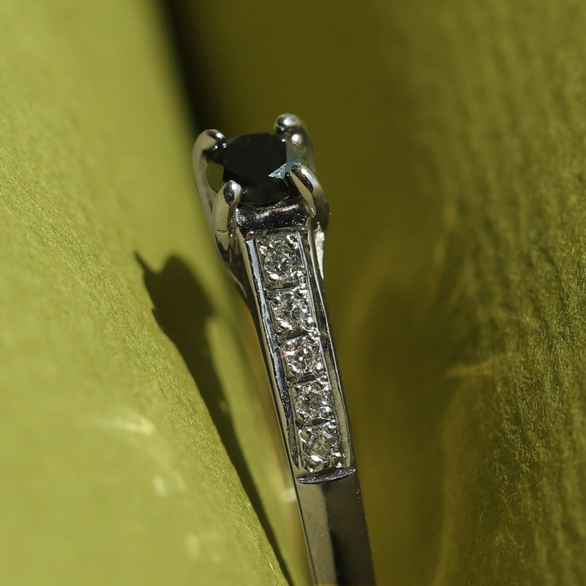 Anillo con Diamante Negro y Diamantes Naturales